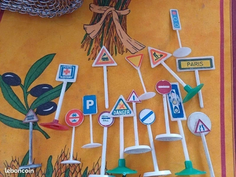 Set of plastic and one metal road signs – photo 3